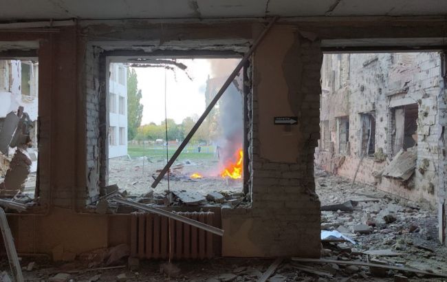 КАБ влучив у школу у Сумах під час уроків: учні та вчителі були в укритті