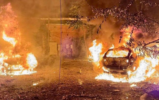 У Дніпрі спалахнув будинок після обстрілу, з нього рятують людей (відео)