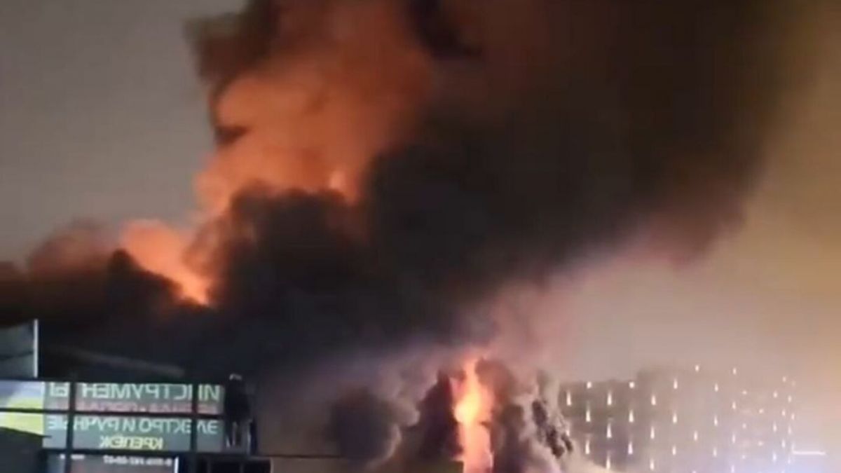 В Москве горит склад: огонь распространился на тысячи квадратных метров (видео)