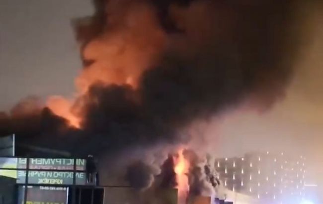 В Москве горит склад: огонь распространился на тысячи квадратных метров (видео)