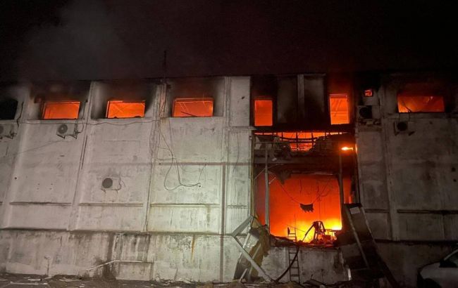 Оккупанты ночью атаковали дронами-камикадзе Днепр: вспыхнул пожар, есть тяжело раненые