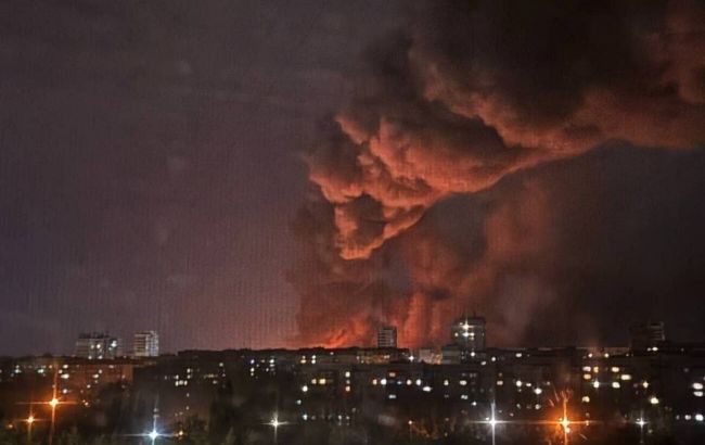 В окупованому Донецьку масштабна пожежа після атаки дронів: у мережі публікують відео