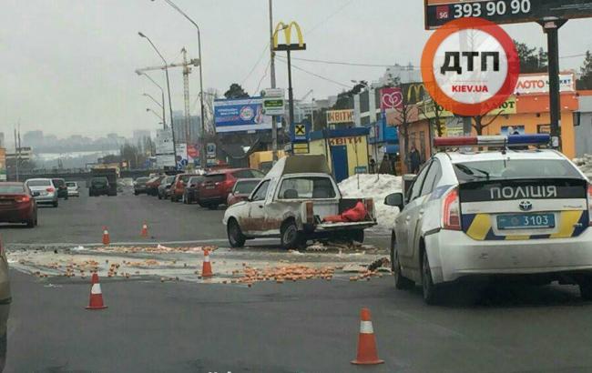 Улицы Киева покрыты "омлетом" из-за нарушения водителя
