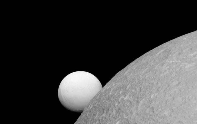 В NASA опубликовали новое изображение двух спутников Сатурна Дианы и Энцелада