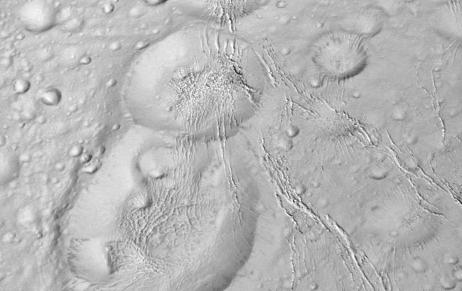 Станция Cassini на спутнике Сатурна обнаружила снеговик