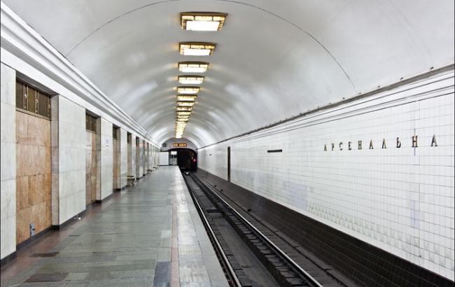 У Києві на станції метро "Арсенальна" чоловік кинувся під поїзд