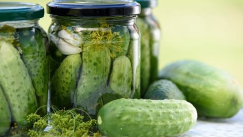 Сельдь и соленые огурцы по утрам: украинцам дали совет