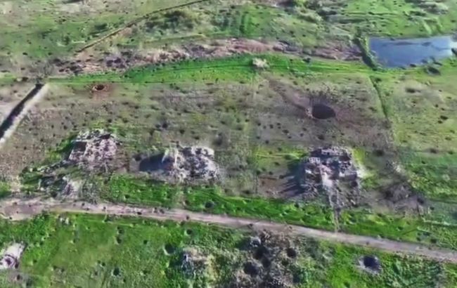 Жодної вцілілої домівки: на що окупанти перетворили Роботине (відео)