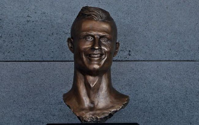 В аэропорту Мадейры установили искаженный бюст Криштиану Роналду