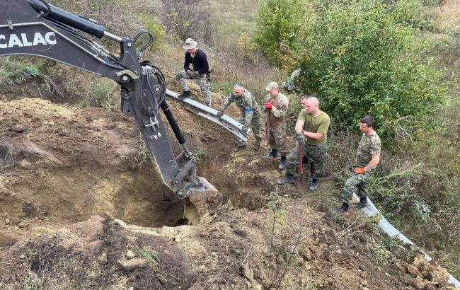 Достали 175 кг взрывчатки и много мин. В Харьковской области разминировали дамбу