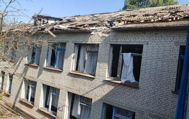 Окупанти вранці обстріляли Сумську область: зруйнована школа, пошкоджені будинки (фото)