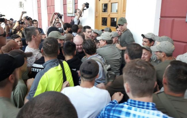 В Одесі після пожежі в таборі батьки дітей прийшли штурмувати мерію