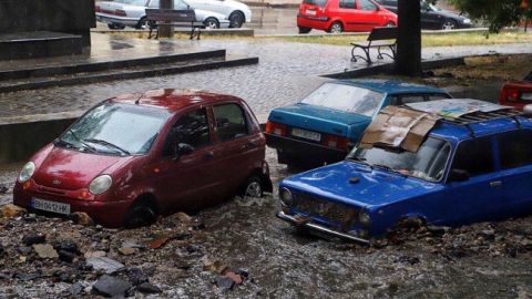 В Одессе ливень снес десяток машин