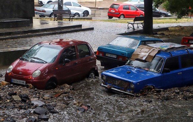 В Одессе ливень снес десяток машин
