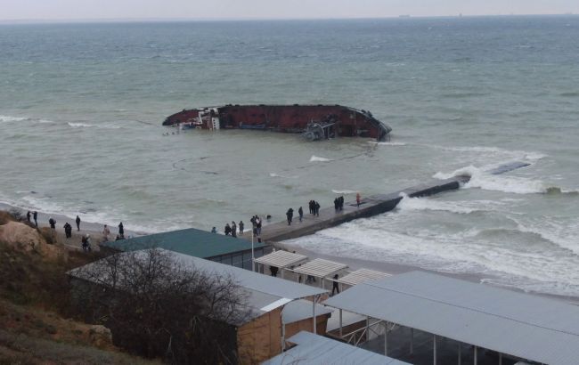 Опубліковані фото аварії танкера біля Одеси