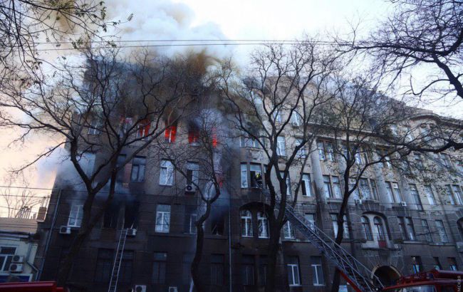 Пожар в Одессе: существует угроза распространения огня