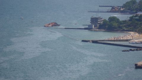 Із затонулого в Одесі танкера знову витікає паливо, пляма досягла пляжу