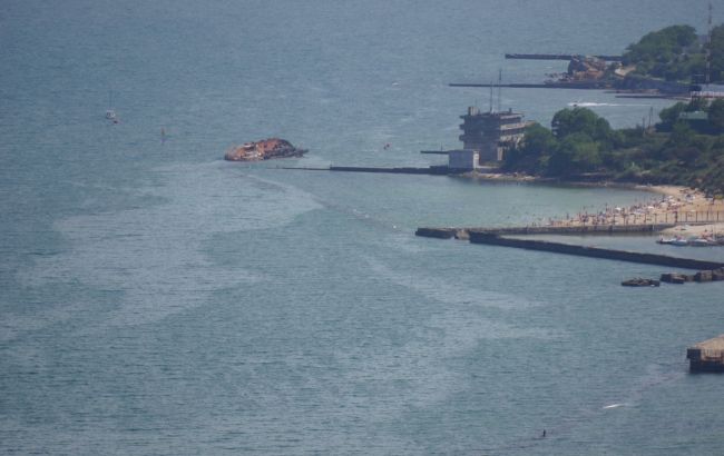 Из затонувшего в Одессе танкера снова вытекает топливо, пятно достигло пляжа