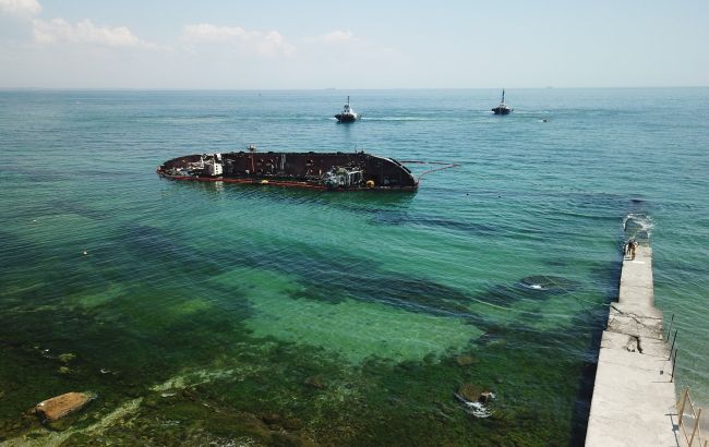 Підняття танкера в Одесі: затонуле судно намагаються полегшити
