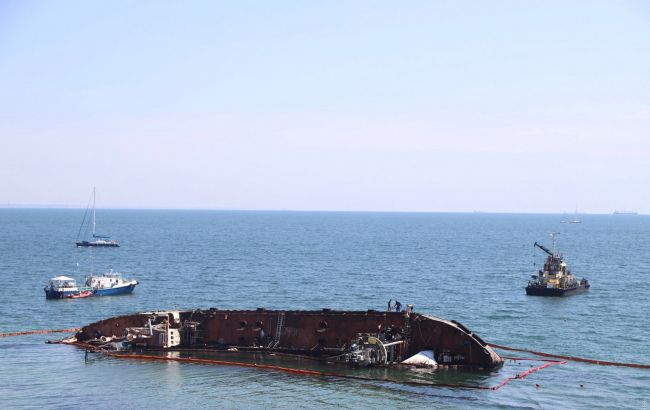 Підняття танкера в Одесі провалилося, знову не витримав трос
