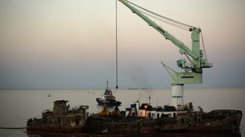 "Фінальна стадія": танкер Delfi в Одесі знову не підняли