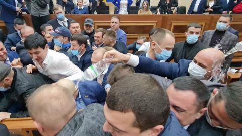 В Одесі депутати облради влаштували масове бойовисько у залі засідань: відео бійки