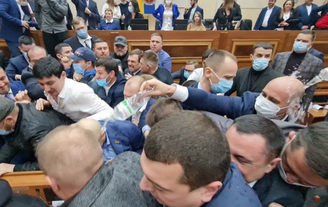 В Одесі депутати облради влаштували масове бойовисько у залі засідань: відео бійки