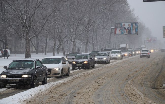 Одесу засипало снігом: місто закрили для вантажівок, транспорт стоїть в заторах