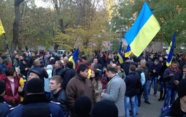 На митингах в Одессе произошла драка между сторонниками Труханова и Боровика