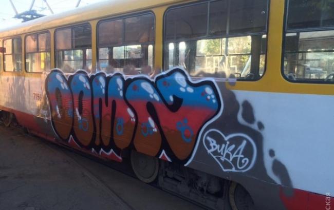 В Одессе неизвестные художники "разрисовали" трамваи