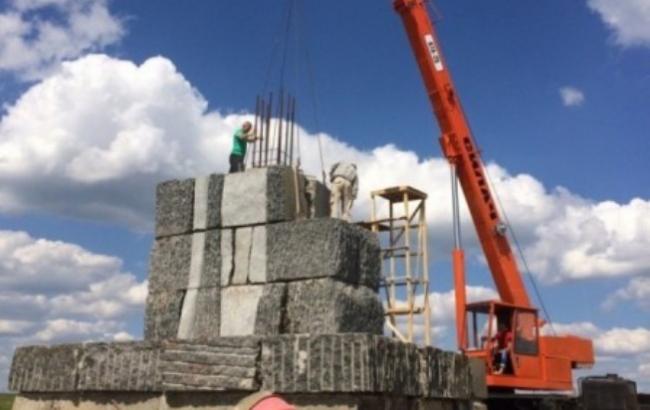 На Одещині почали встановлювати самий великий гранітний пам'ятник Землі