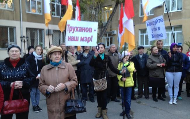 Під Одеським адмінсудом мітингують прихильники Боровика і Труханова