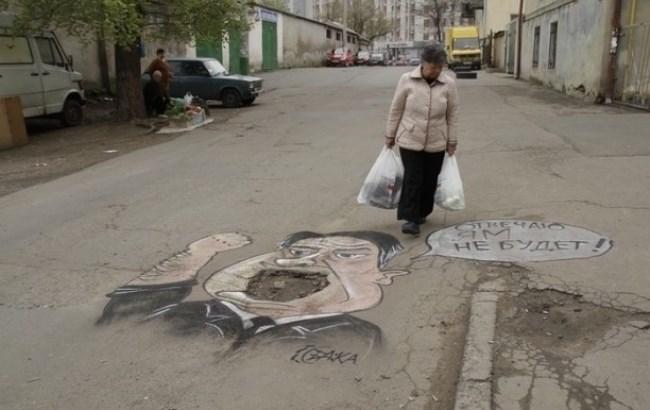 В Одессе яма в асфальте "обрела лицо" местного чиновника