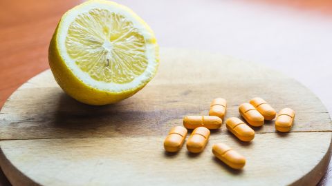 Витамин С и иммунитет: генетик объяснил, действительно ли высокие дозы помогают при простуде