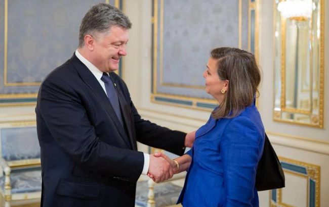 Нуланд обговорила з Порошенком подробиці візиту Керрі в РФ