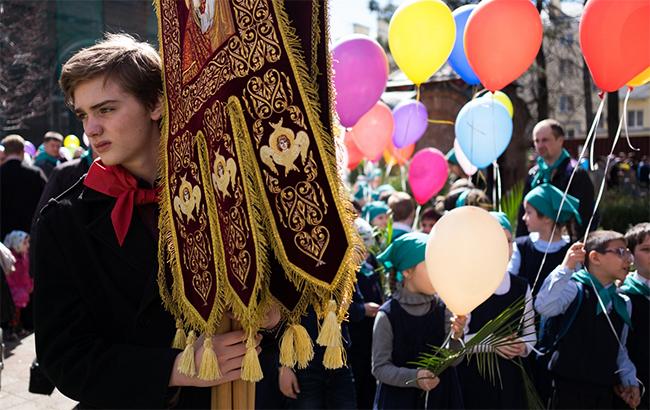 "Православные пионеры": в России дети в красных галстуках провели "крестный ход"