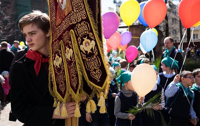 "Православні піонери": у Росії діти в червоних краватках провели "хресний хід"