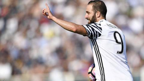 УЄФА не покарає Ігуаїна за непристойний жест на адресу фанатів "Барселони"