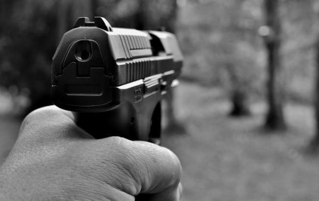 На Донбасі п'яний чоловік застрелив дружину з коханцем