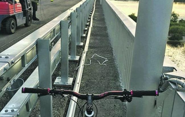 "Киевавтодор" не установил велосипедную дорожку на Южном мосту