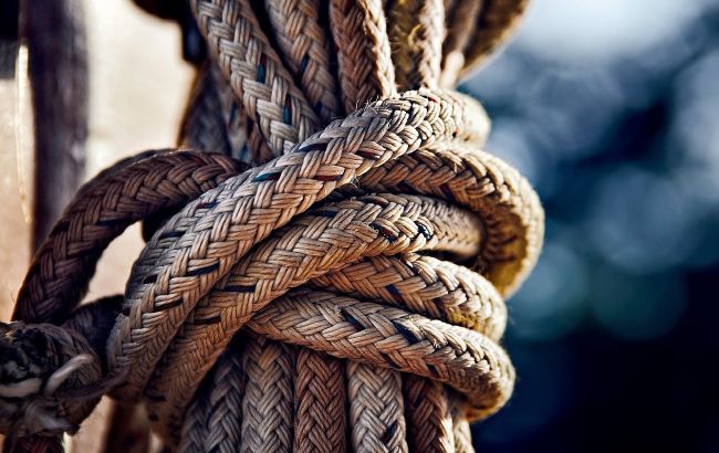 Разъяренные киргизы привязали к дереву чиновника и участкового: видео самосуда