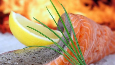 Нутриціолог розповіла, кому не можна їсти червону рибу