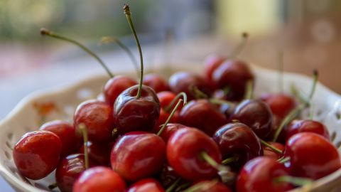 Украинские фермеры вырастили черешню рекордных размеров: фото ягоды-гиганта