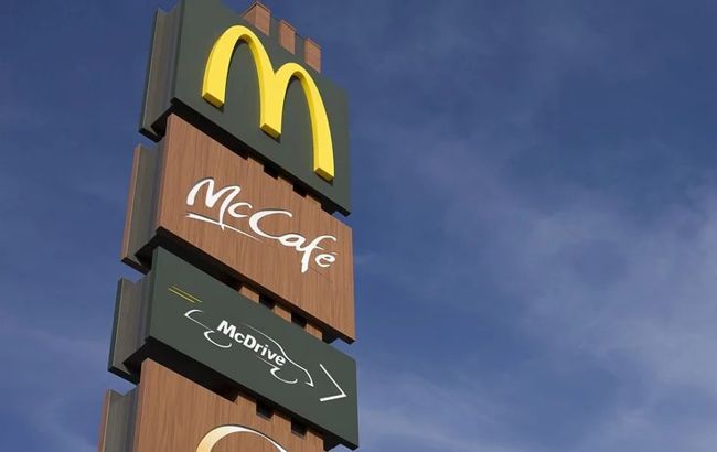 У Харкові чоловік з каструлею на голові розтрощив McDonald's (відео)