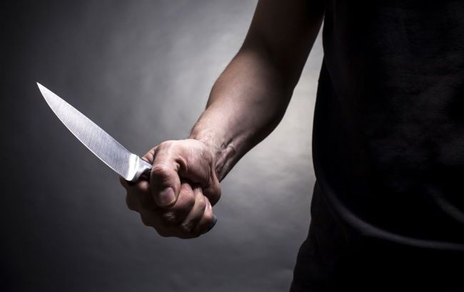 У Києві під час конфлікту в супермаркеті чоловік отримав удар ножем