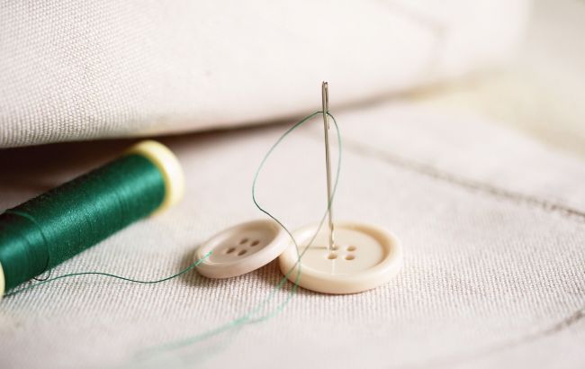 Вот почему опасно зашивать на себе одежду или пришивать пуговицу: чем это грозит