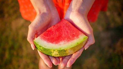 Врачи рассказали, кому строго запрещено есть арбузы