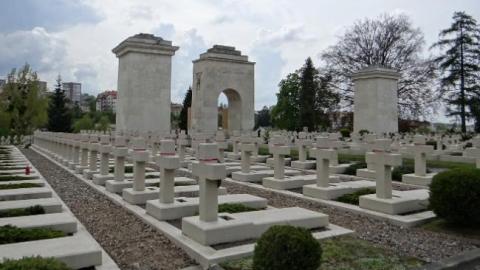 У Львові затримали трьох іноземців за спробу запалити фаєри на Личаківському цвинтарі