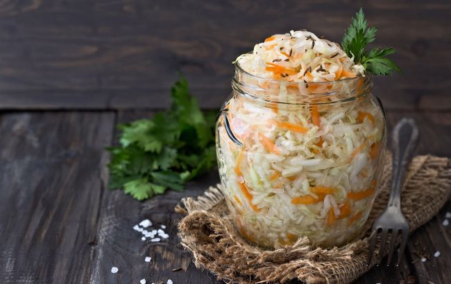 Забудьте о долгом квашении: этот рецепт хрустящей капусты готов уже через сутки