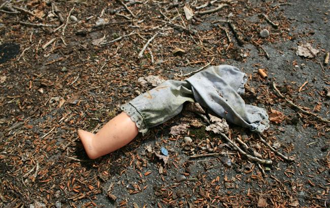 Спали на підлозі: у Донецькій області троє дітей виховувалися в жахливих умовах